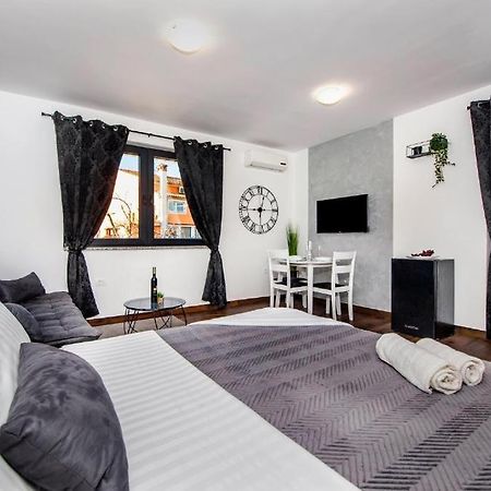 Deluxe Apartments A&A - 2 Ровинь Экстерьер фото