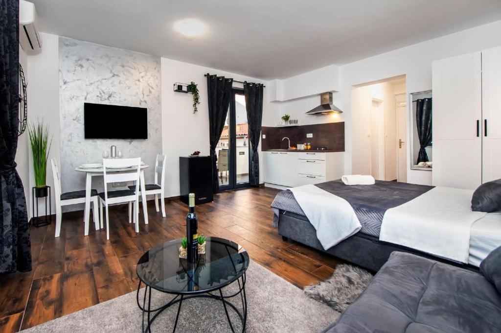 Deluxe Apartments A&A - 2 Ровинь Экстерьер фото