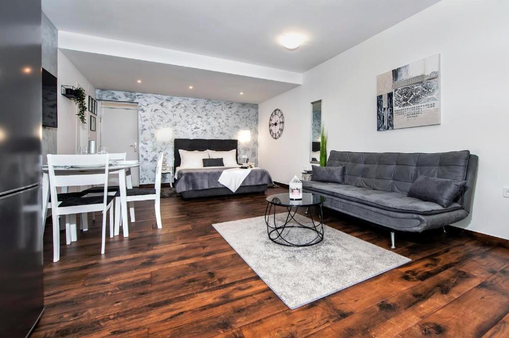 Deluxe Apartments A&A - 2 Ровинь Экстерьер фото
