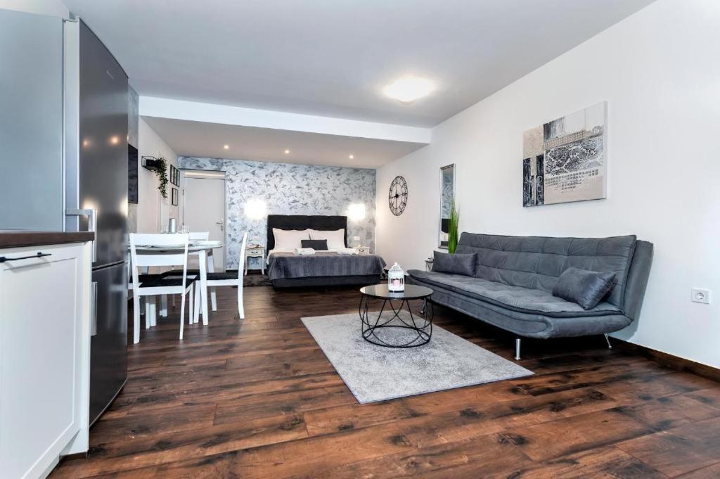 Deluxe Apartments A&A - 2 Ровинь Экстерьер фото