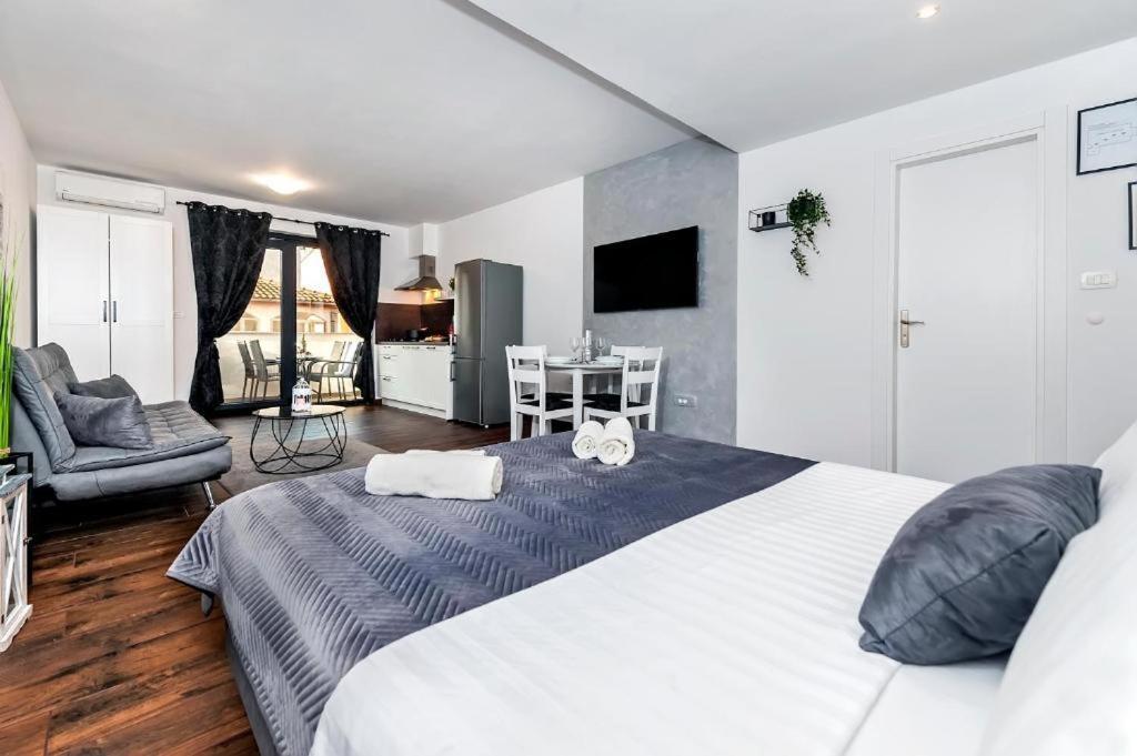 Deluxe Apartments A&A - 2 Ровинь Экстерьер фото