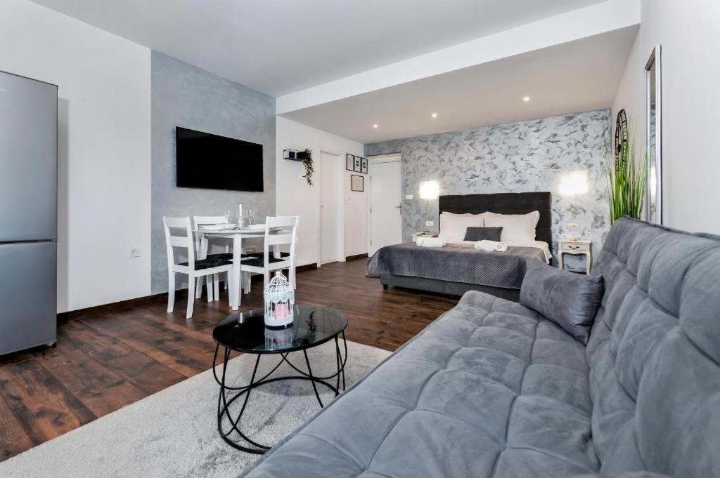 Deluxe Apartments A&A - 2 Ровинь Экстерьер фото